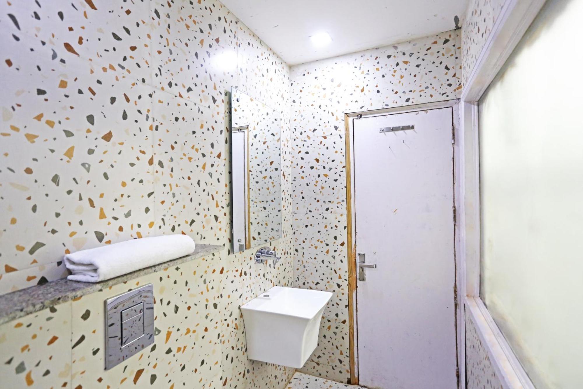 Hotel Preet Palace -5 Mints Walk From Nizamuddin Railway Station New Delhi Exterior photo