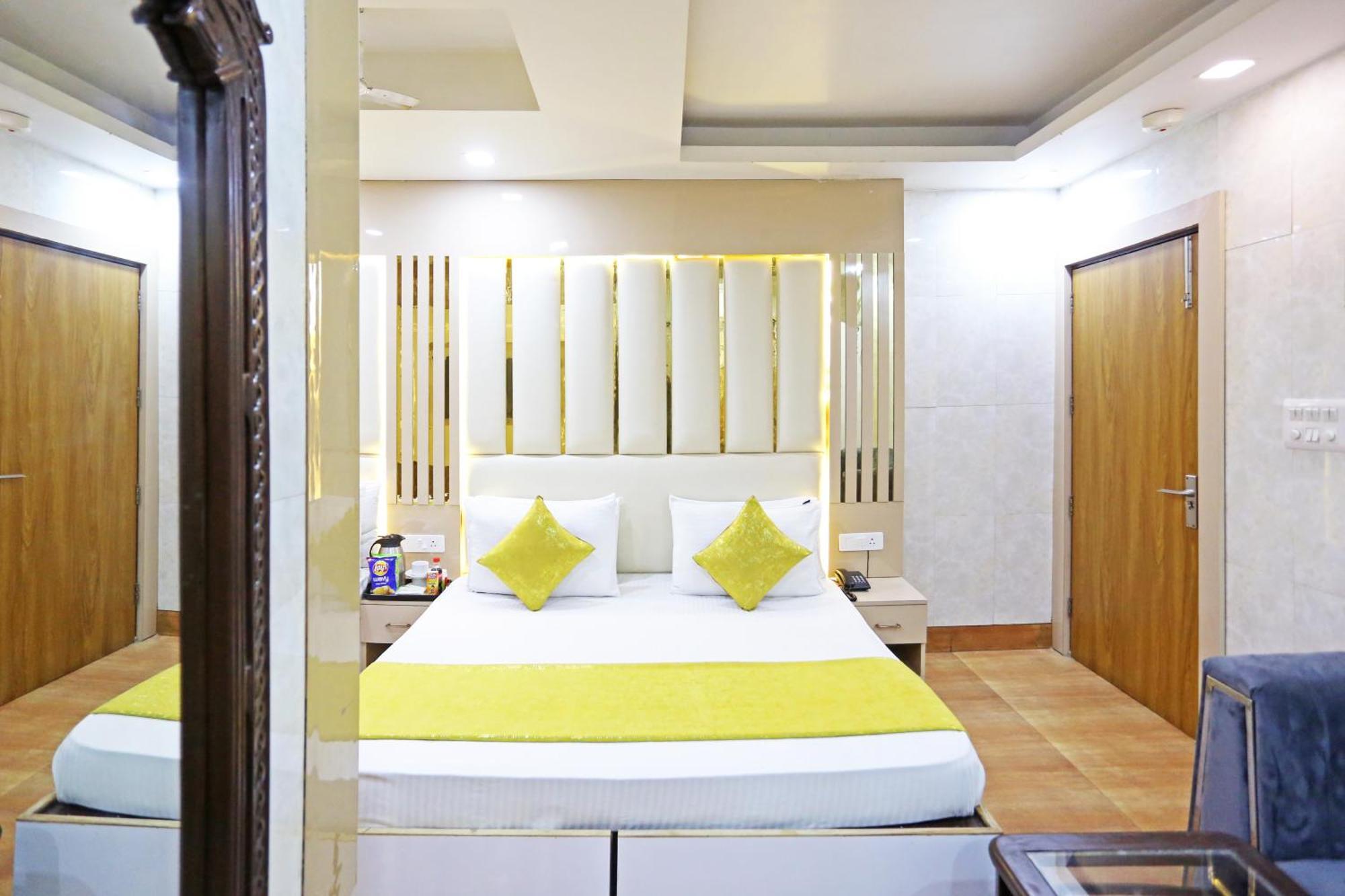 Hotel Preet Palace -5 Mints Walk From Nizamuddin Railway Station New Delhi Exterior photo
